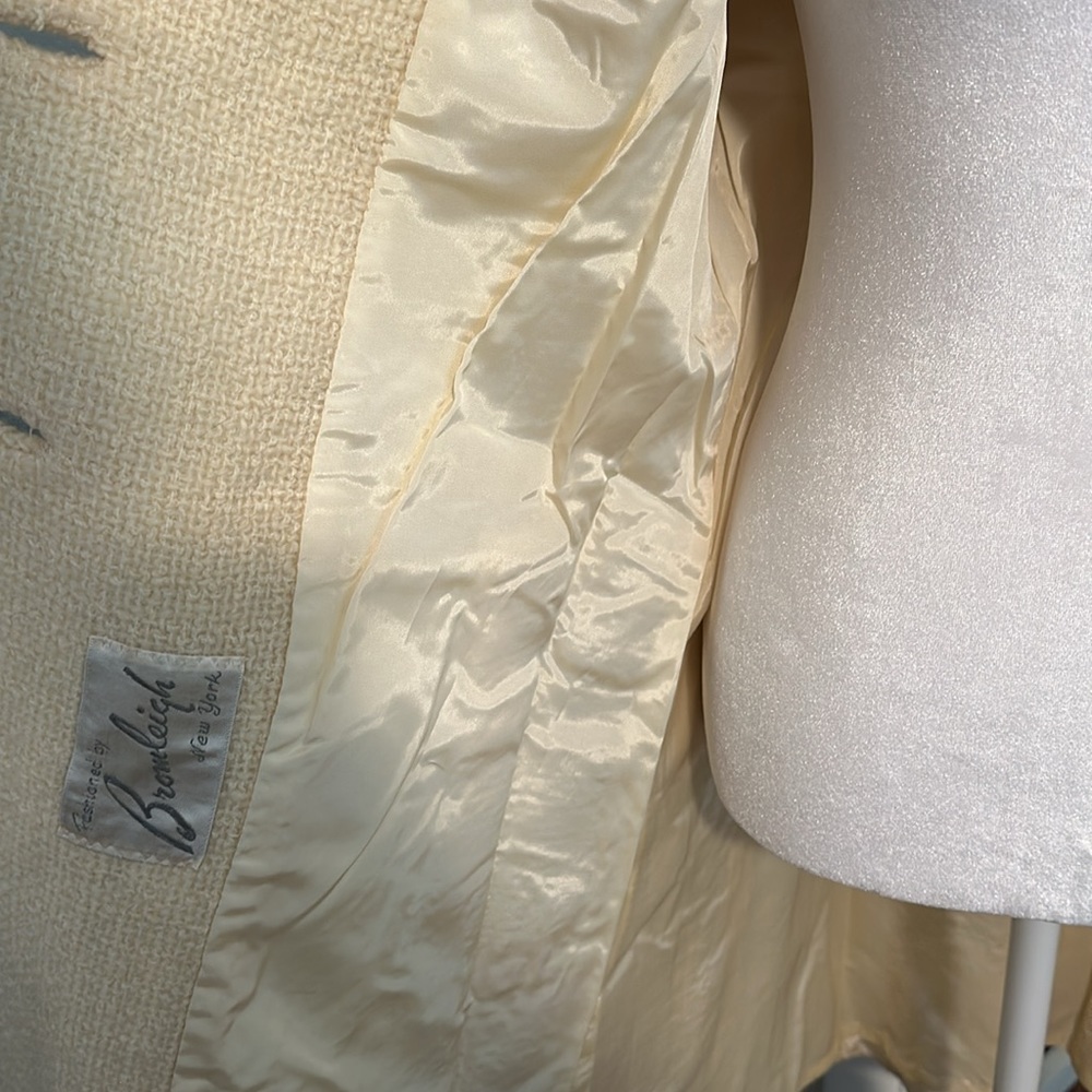 Vintage cream colored overcoat. Double breasted look with white buttons - Picture 6 of 7